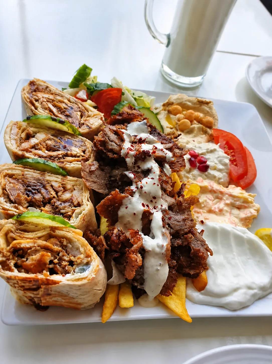 Schawarma-Teller mit Wraps, Hummus, Salat und Joghurtsoße