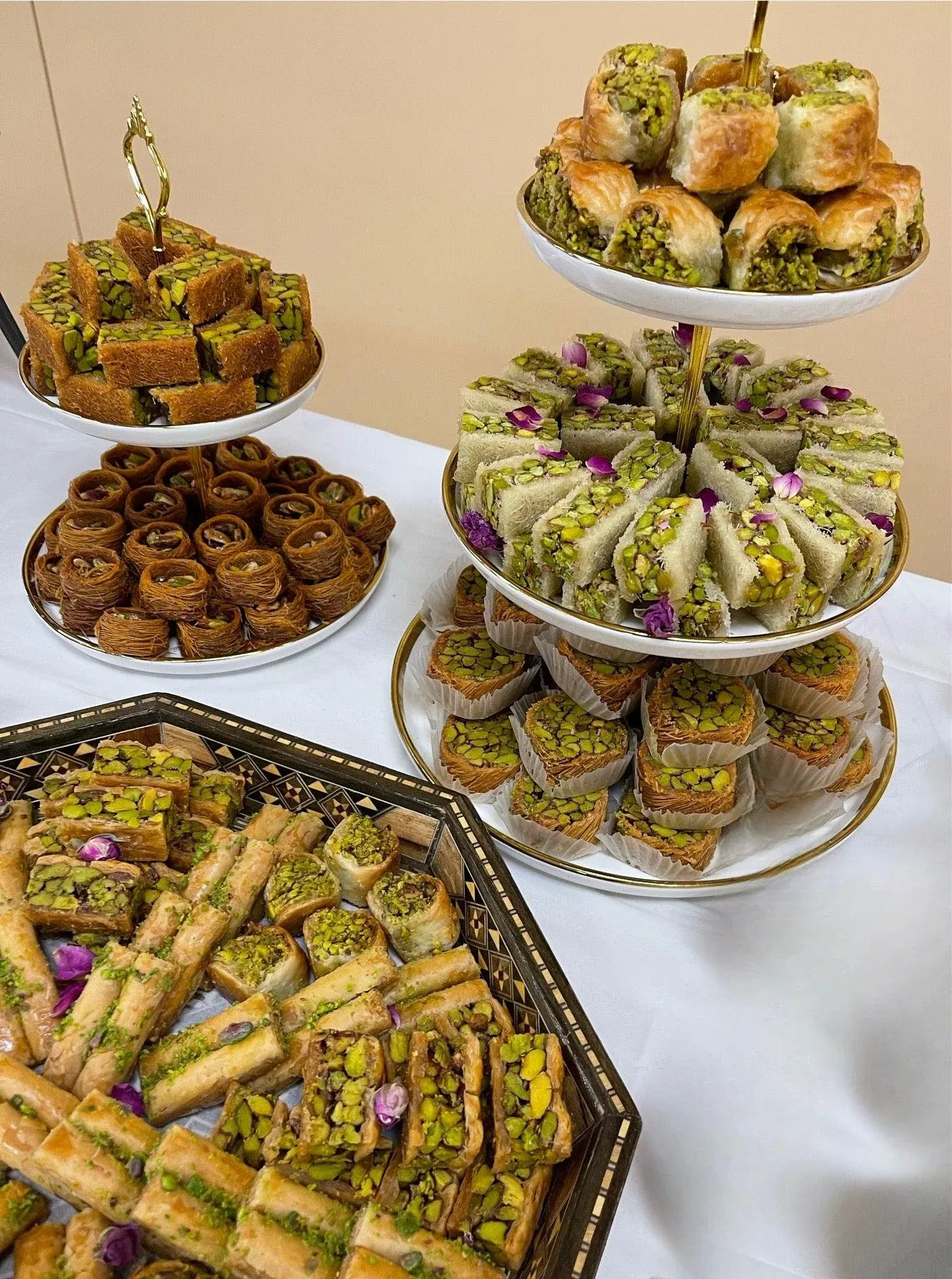 Orientalische Desserts mit Pistazien auf Etageren