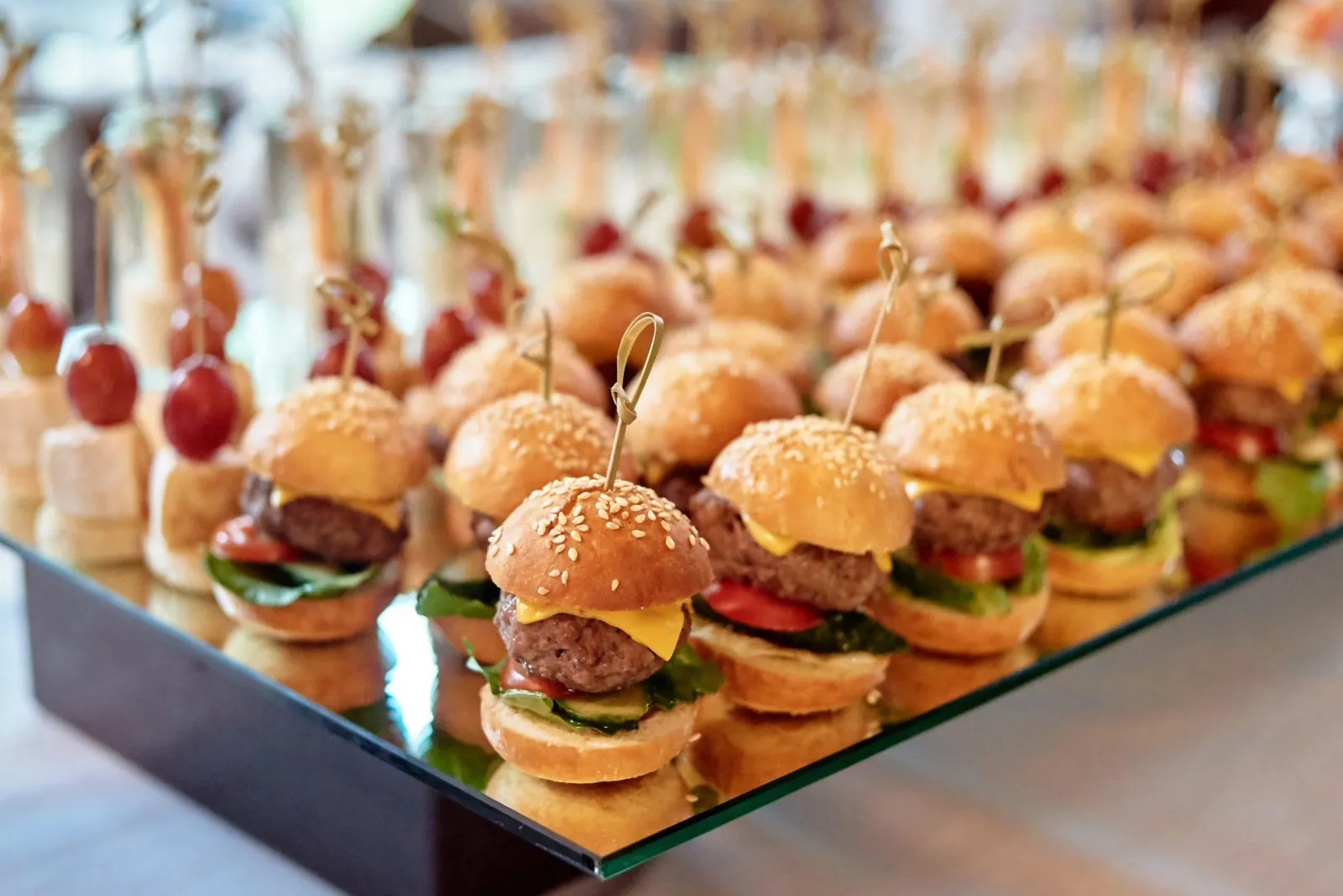 Festlich angerichtete Mini-Burger und Fingerfood für Empfänge